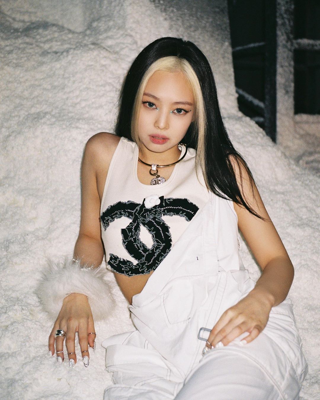 JENNIE FACTS on Twitter: "Jennie's two toned hair has made waves in youth  in Mainland China! Here are some bloggers who have publicly said they dyed  their hair" like jennie". @.jenniechina 블랙핑크