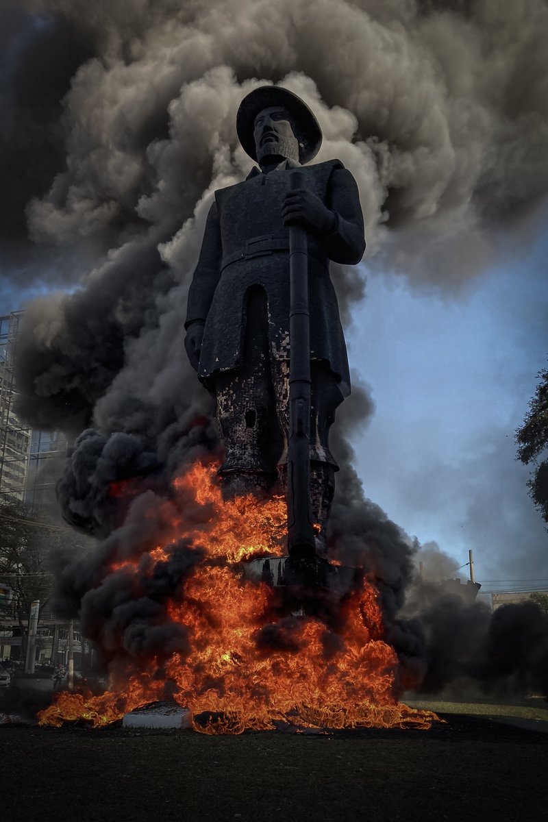 Borba Gato em chamas no ato da @revolucaoperiferica - São Paulo/SP #24JForaBolsonaro #24J