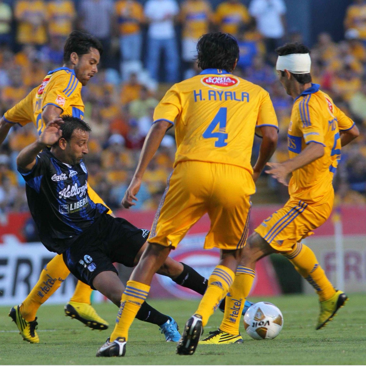 TigresOficial's tweet photo. 🔙📆 Un día como hoy, pero del 2010, debutaba con nuestros colores @hugoac_4... el resto es histori4.

¡A seguir triunfando, leyenda! 🛡️4⃣

#SiempreContigo 👊🏼 #EstoEsTigres 🐯 https://t.co/lYbRDhc3yS