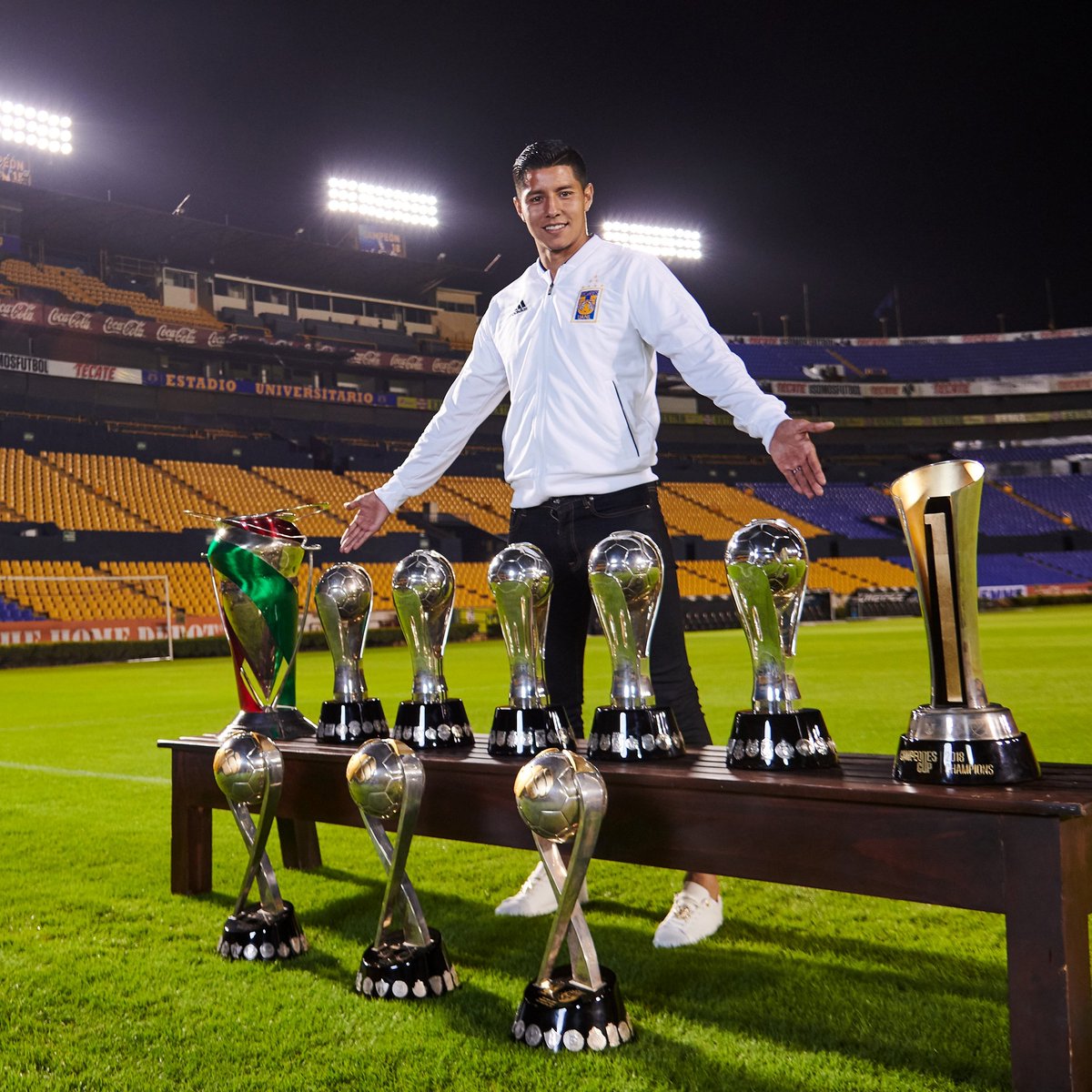 TigresOficial's tweet photo. 🔙📆 Un día como hoy, pero del 2010, debutaba con nuestros colores @hugoac_4... el resto es histori4.

¡A seguir triunfando, leyenda! 🛡️4⃣

#SiempreContigo 👊🏼 #EstoEsTigres 🐯 https://t.co/lYbRDhc3yS
