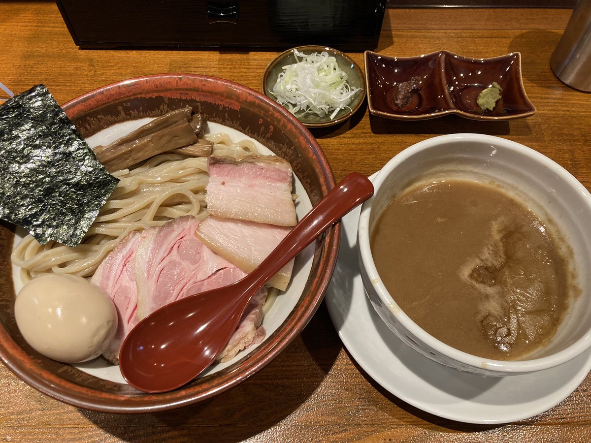 長男、ほそのたかし　江古田
特製つけ麺　特盛　薬味は柚子胡椒と梅鰹とネギ
つけ汁は少し甘め ボディは強くクリーミーな仕様
個人的には好きなタイプでした
麺はかなり極太で、美味しい
豚は少しレア過ぎるかな
総じて◎
このエリアには貴重なお店が出来た