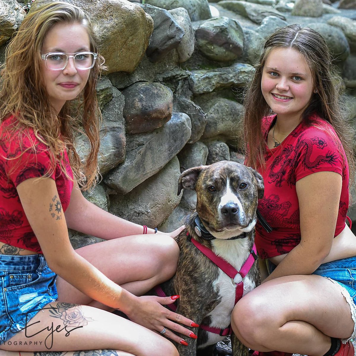 kellyshazeleyes's tweet photo. Senior Saturday with Paige and her Sister Kasey. I was super excited when Paige asked me if I could do a sister session for her birthday. Two great girls and one handsome dog, Moose!
#myhazeleyesphotog
#2022seniorexperienceteam
#sistersession https://t.co/c2ZkvvRedQ