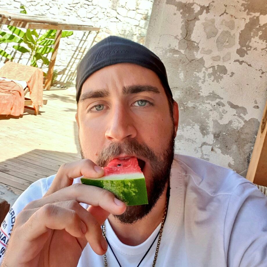 FandomTeskiMx's tweet photo. #WatermelonsugarAbi 🍉🍉🍉 #NuevaFotoDePerfil #ÇaglarErtuğrul #SerdarKiliçaslan #Teşkilat https://t.co/pAMiewwDWP