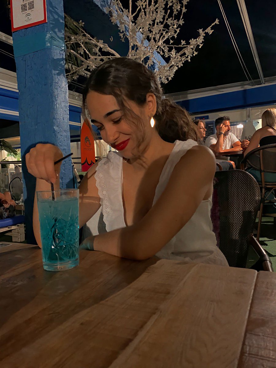 RguezAngela5's tweet photo. Noches de verano 🍹🌛💗 https://t.co/gwxFTmp9Js