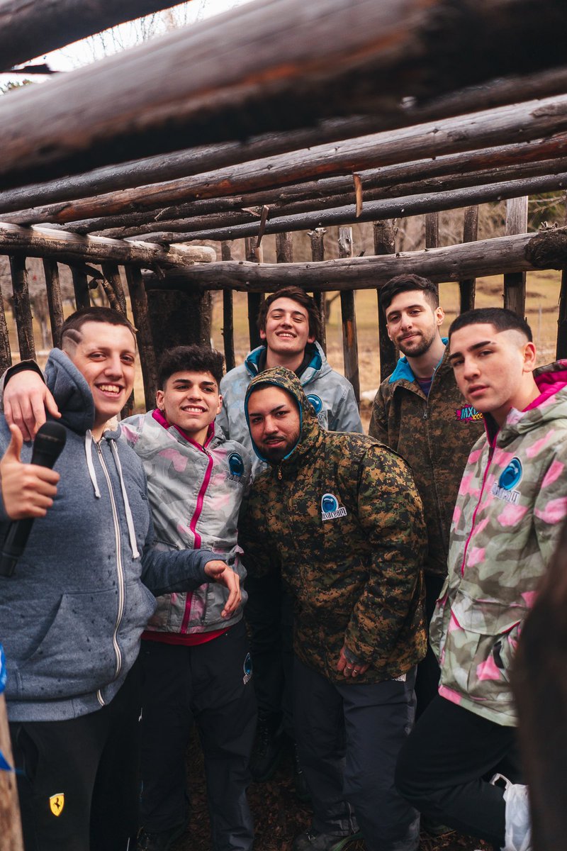 9zTeam's tweet photo. ¡LA TABLADA AL BARRO! 🪵

Increíble victoria del equipo @FrankkasterX en el stream de hoy en #TomWesley 🐎

Mañana tendremos más contenido desde el @CerroCatedralok 🏔

#TodoVioleta 💜 @ClaroArgentina @redbullARG @CerroCatedralok @maxdreamoficial @Bariloche_ar #TomWesley https://t.co/QQvLT8azSp