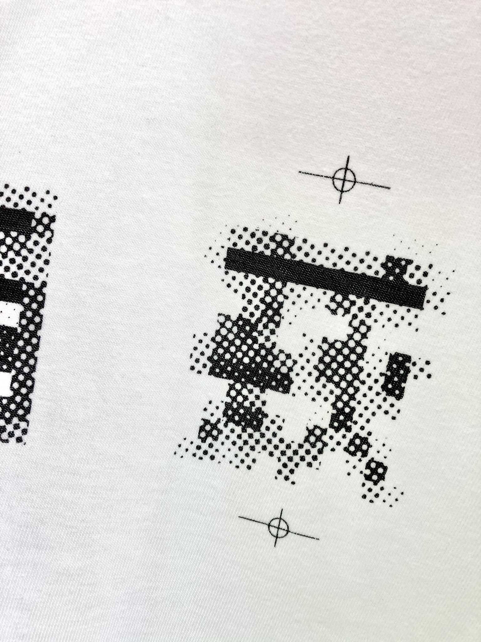 ট ইট র David Jonathan 限定tシャツのバックプリントは 思い出せないほど似ている という意味 西荻窪に住んでいる人でさえ 荻 と 萩 を間違えることがあるのでは ドットモザイク加工したフロントデザインも あえて読みにくくすることで漢字を よく