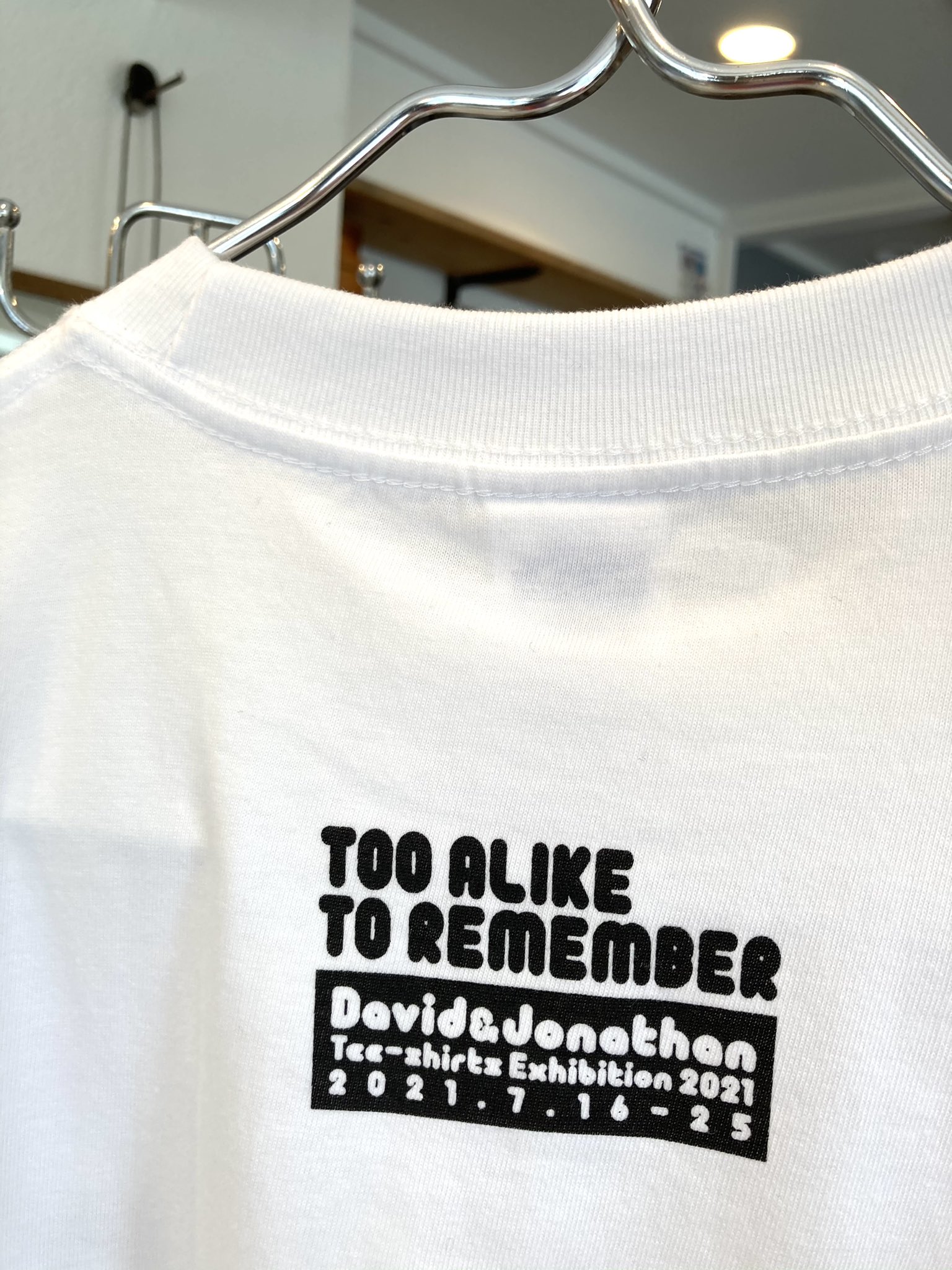 ট ইট র David Jonathan 限定tシャツのバックプリントは 思い出せないほど似ている という意味 西荻窪に住んでいる人でさえ 荻 と 萩 を間違えることがあるのでは ドットモザイク加工したフロントデザインも あえて読みにくくすることで漢字を よく