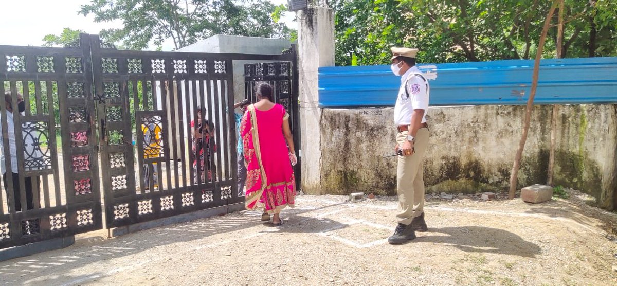 MalkajgiriCop's tweet photo. #HelpingHands
Today RI Sri. Nagamallu of @LbnagarTrPS dropped an exam student with her parent within 10 minutes at Residential Degree College, #Munaganuru  who mistakenly got down the bus at #LBNagar instead of #Hayathnagar. They felt very happy and thanked #RachakondaPolice. https://t.co/snDTnMQfHb
