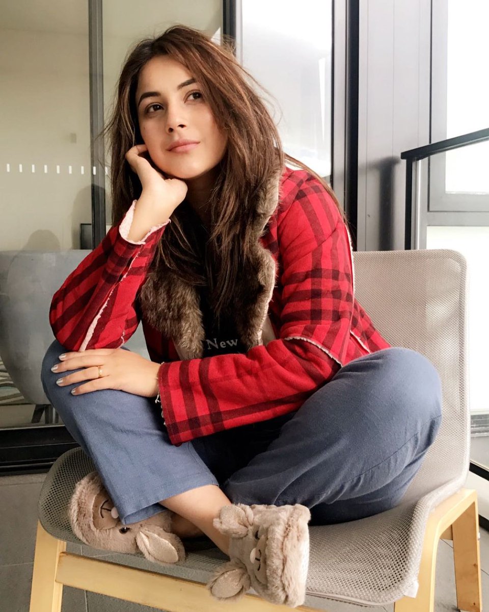 Get in those comfy  slippers. Is that a sheep or rabbit???
✔Sunday checklist: do nothing &amp; chill 🙂 #shehnaazgill ❤