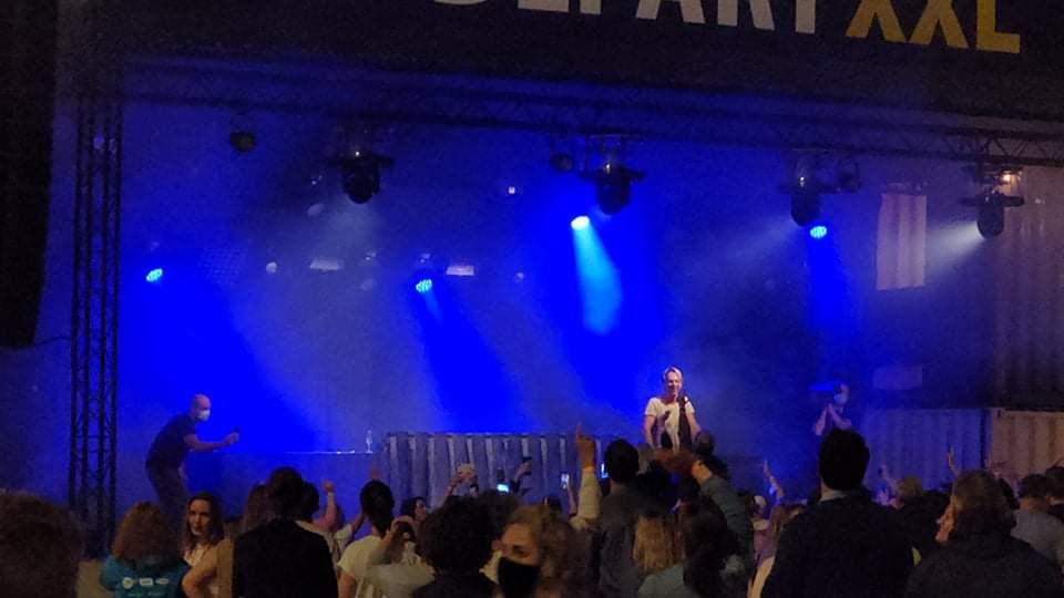 IngeJaeger's tweet photo. Dank u @Realregi Na zo lang geleden, ons gisteren nog eens helemaal laten gaan! Zo genoten! #Kortrijkpopt #DepartXXL https://t.co/lUvQpYdP6X