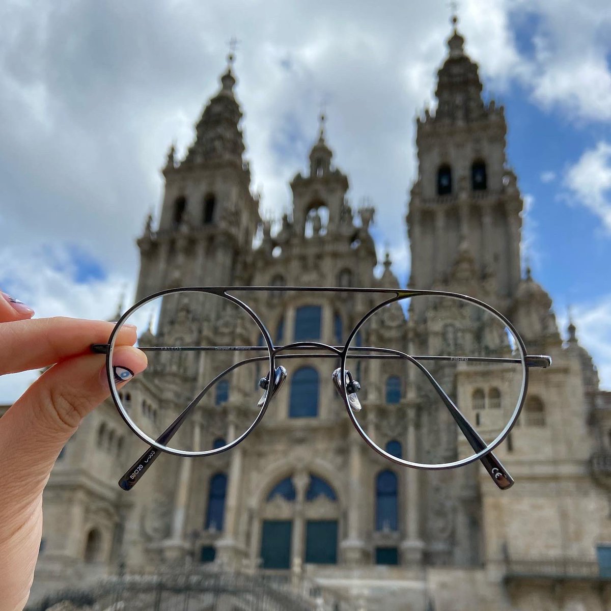 castroopticos's tweet photo. 📸👓 KALEOS en nuestra preciosa Catedral de Santiago de Compostela.

🤍💙🤍 ¡Hoy en nuestro día!
Feliz día de Galicia.

.
.

#ópticacastro #gafas #moda #salud #independenteyewear #eyewearfashion #eyewearlover #eyewear #rebajas #sales #kaleos #diadegalicia #santiagodecompostela https://t.co/jR7knh99BB