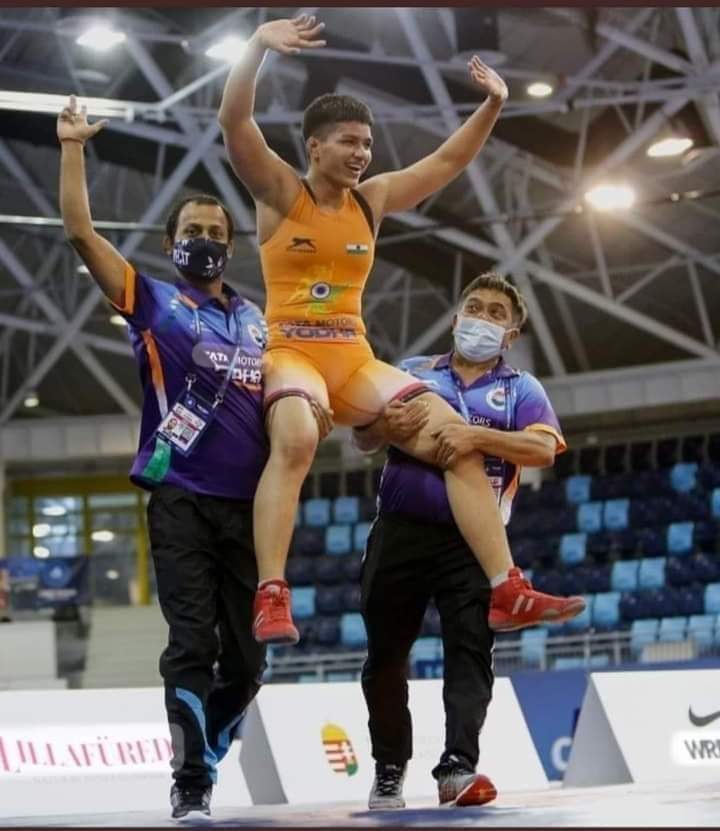 ProdhanDebashis's tweet image. भारत का गौरव है बेटियां... #Gold_Medal🏆
देश की बेटी प्रिया मलिक को 73 kg वर्ल्ड कैडेट कुश्ती चैंपियनशिप में बेलारूस की पहलवान को 5-0 से  पराजित करके गोल्ड मैडल जीतने पर बहुत बहुत बधाई व शुभकामनाएं 💐💐। #Olympics #Cheer4India