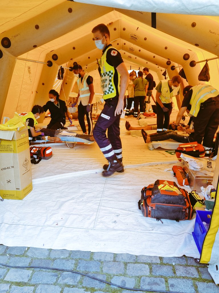 [PiM] 
Évacuation de l'église d'y Béguinage. 
Ouverture d'un Poste Médical Avancé. 
#FirstInterventionTeam 
#CroixRouge
<a href="/CroixRougeBE/">Croix-Rouge de Belgique</a>