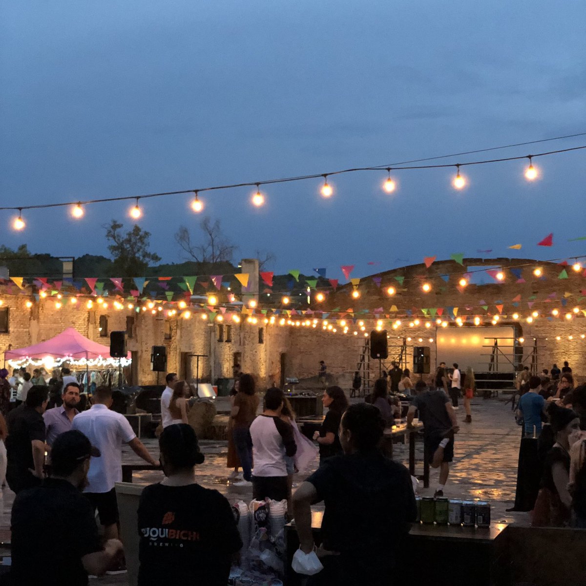 La lluvia no detiene los buenos momentos.

Aquí estamos en el <a href="/parquelaruina/">Parque La Ruina</a> con las mejores cheves 🌧. 

#BuquiBichi 🍻.