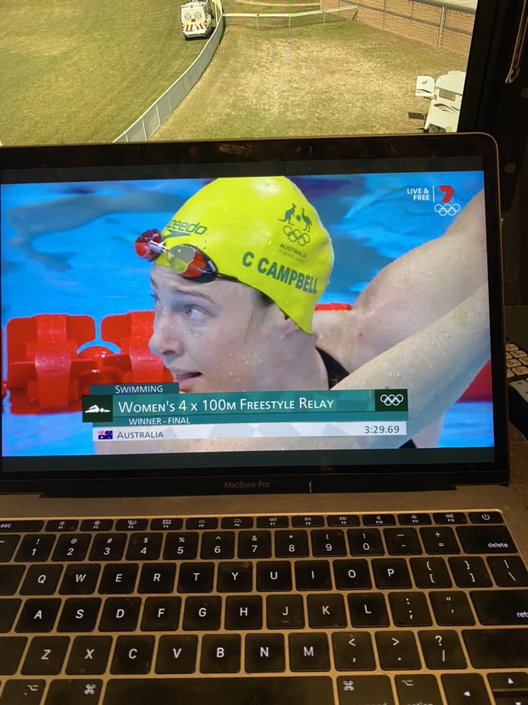 World record and GOLD 💪🏼 Clinic from our girls in the 4 x 100m
