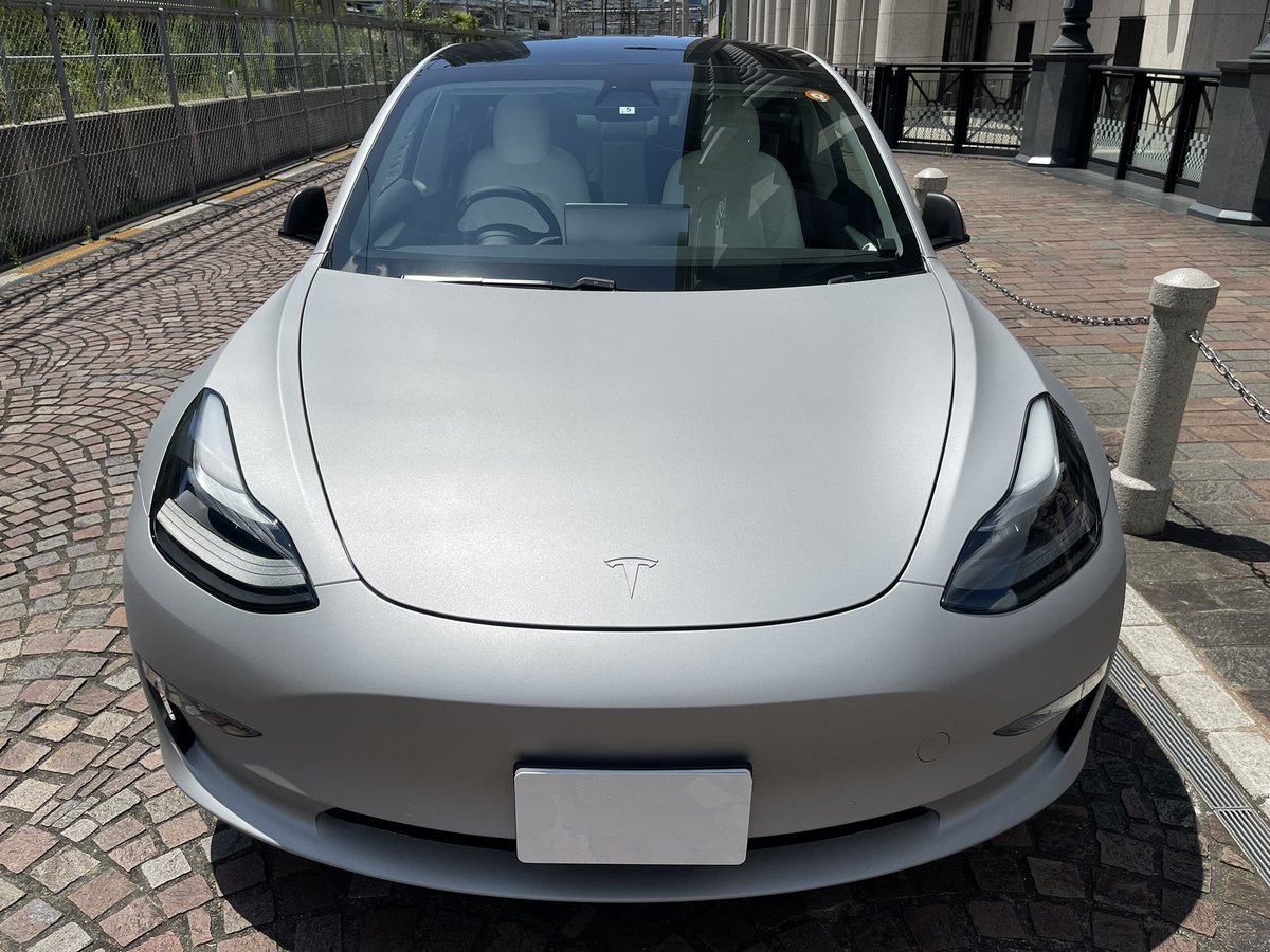 S3XY2021's tweet image. 塗料＋道具、8万円
送料、5万円
レンタルピット(@BeQL6)、2万

自分が塗装したマット・シルバーのモデル3に乗る歓び、プライスレス。