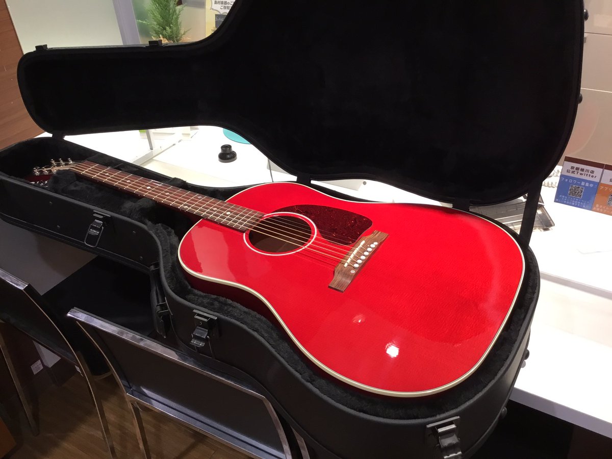 shima_ka2ragawa's tweet photo. ギター担当篠田が出来るだけ毎日
桂川店の在庫をご紹介！
本日は #Gibson の #J45Standard をご紹介！
J45が入荷するのはかれこれ1年ぶりぐらいでしょうか。
コロナの影響でアメリカからの輸入数がとても少なくなってしまいました！　黒で統一されたケースもイケイケです♪
明日はなんでしょうネ！！ https://t.co/wS9VI6Bvsh