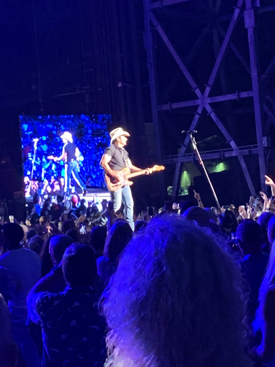 Brad Paisley is a friggin ROCKSTAR! https://t.co/80WA2HN8W8