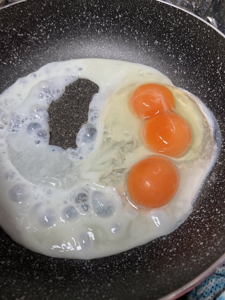 Cafejun8's tweet photo. ニュースです‼️
目玉焼きを作ろうと思ったら
卵🥚in 卵🥚😳
シフォンケーキ屋なので大量の卵を割って来ましたが、7年で初めて見た🤣
びっくりしたらフォローしてね💕😊 https://t.co/lQx8dfn8RU