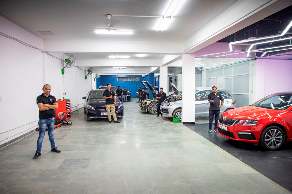 Throttle_Blips's tweet photo. .. @BoysAndMachines has  opened up a massive 7,000 sq. feet service facility with 20 bays in Gurugram. Annual service contracts and door to door service will also be on offer. Details here >> https://t.co/NA0Ym0pQPN https://t.co/PrlZMwSSF1