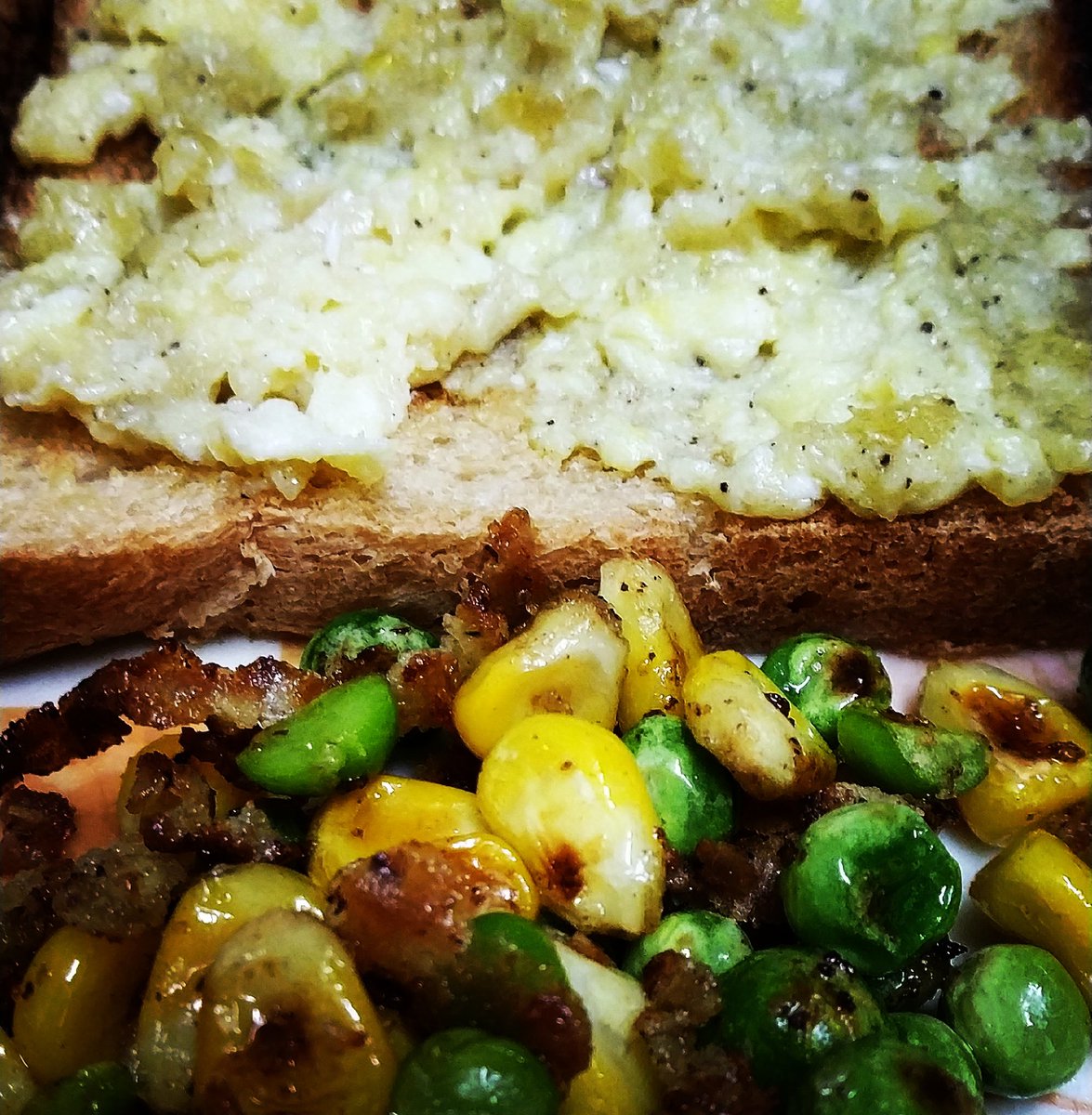 Sunday

Gordon Ramsay style garlic bread with scrambled eggs & roasted veggies

#breakfast 
#sunday 
#gordonramsay 
#whatscooking https://t.co/BRkhWsyJx2
