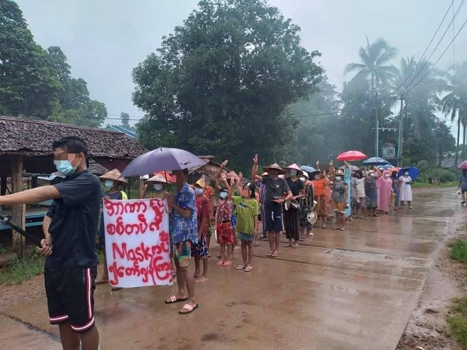 nhs0412's tweet photo. On July24, locals from #LongLone Tsp marched &amp; chanted slogans against the Dictatorship, vowing that they will never back down. #ICRC_SaveMyanmarPrisoners #July25Coup  #WhatsHappeningInMyanmar https://t.co/n8AJZTZ91p
