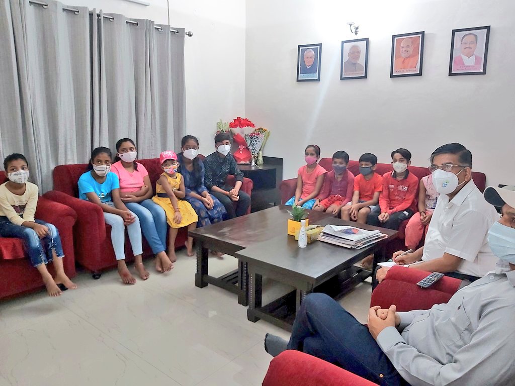 Drsubhassarkar's tweet photo. Listening Hon'ble PM Shri @narendramodi ji's #MannKiBaat with students at my Delhi Residence. Students overwhelmed with each of his topic whether it is Olympic, Amrut Mahotsav or 3D Technology. https://t.co/RUCuVYzmgq