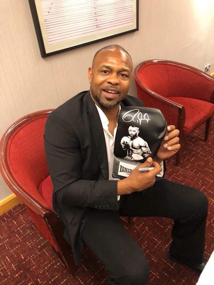 SecondsOutBA's tweet image. A few painted gloves which I’ve had commissions for lately. Anyone interested in boxers, these are real collectors pieces now. Clients world wide.