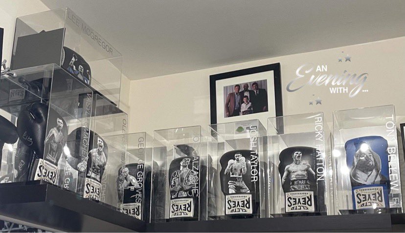 SecondsOutBA's tweet image. A few painted gloves which I’ve had commissions for lately. Anyone interested in boxers, these are real collectors pieces now. Clients world wide.