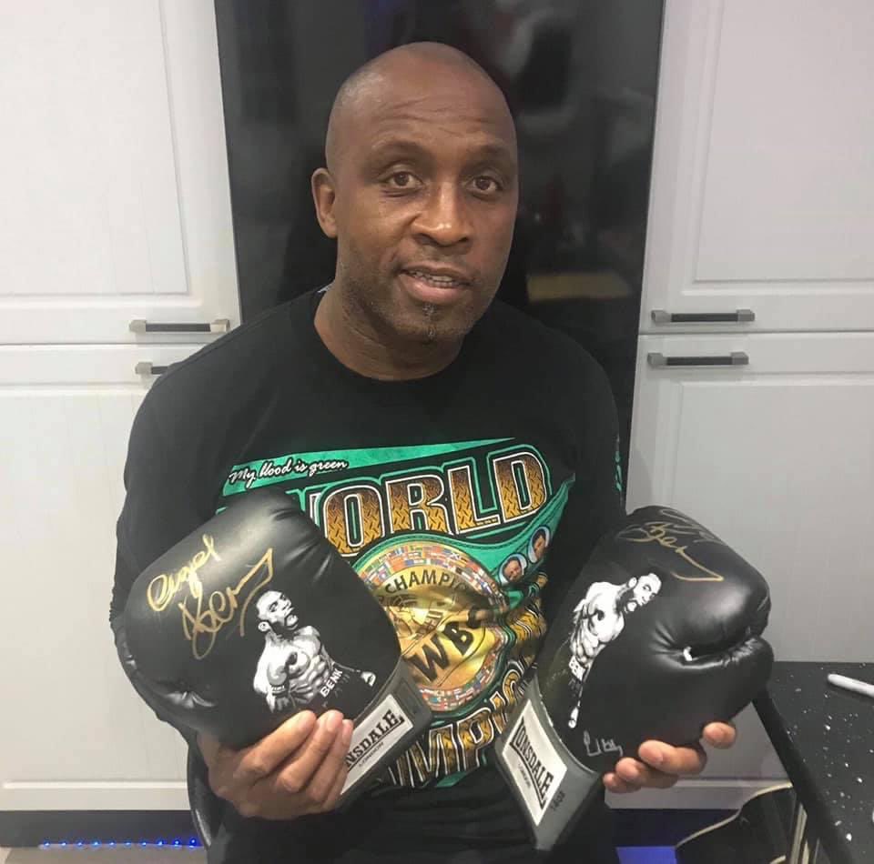 SecondsOutBA's tweet image. A few painted gloves which I’ve had commissions for lately. Anyone interested in boxers, these are real collectors pieces now. Clients world wide.