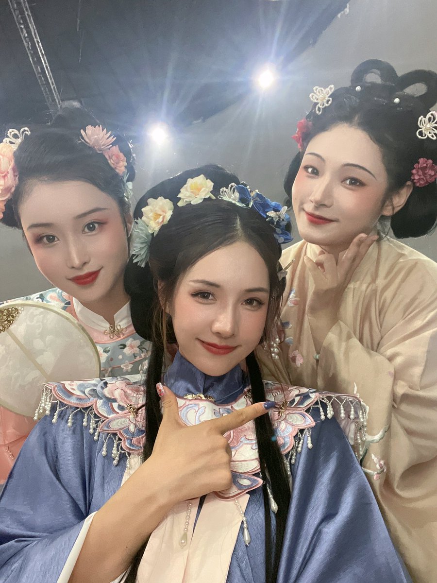wenxi87582494's tweet photo. photo ~#汉服 #china #hanfu #hanfuculture #汉服文化 #漢服 #中国風 #culture #ancient #汉服日常 #traditional #hanfudaily #hanfugirl #ChineseCulture #photography #hanfustyle #chinesecostume #中华服饰 #汉服妆造 #photo #picture #clothes #style https://t.co/h2pHTiEqSL