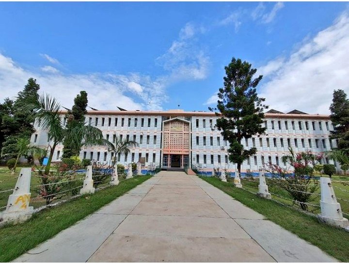 thealigsportal's tweet photo. Campus: Aligarh Muslim University
#MyAMU #MyPride 🇾🇪 https://t.co/IczSBF0Ds0