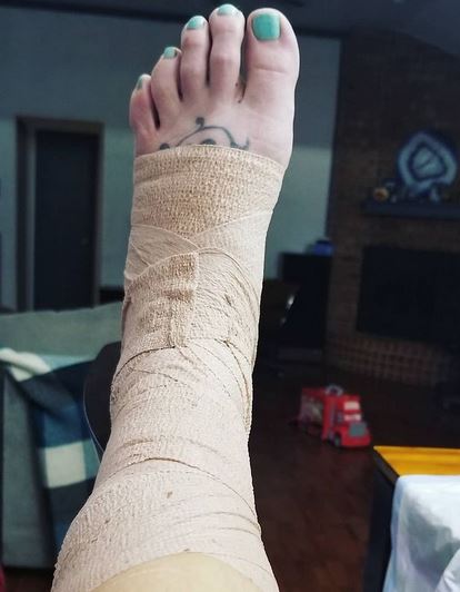 Princes24377546's tweet photo. Need for compression
Just to take the edge off

#feetoftwitter👣 #feet #footkink #footbandage #bandagedfoot #wrappedfoot #compression #toes #bluepedi https://t.co/qxJgmBUNhM