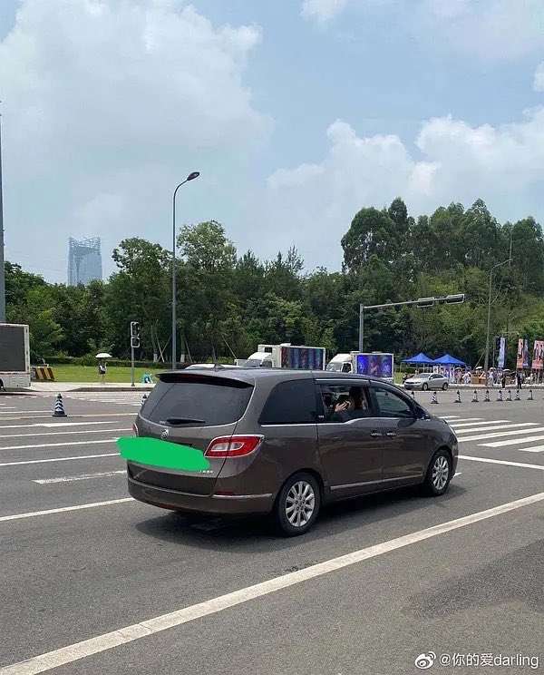 luobozhous's tweet photo. yizhou came in the car to take pictures of the support flags / trucks and wang ying (manager) came and recorded them too 😭😭😭😭 https://t.co/2dHmYfZA43