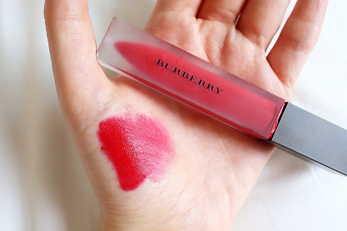 BellDezign's tweet photo. ลิป burberry สี no.41 แดงสวยทาแล้วขับผิวสุดๆ ขอบใช้เป็น everylook ทาแบบใช้นิ้วแท้บๆ ombre ไล่จากด้านในขอบปาก คือสวยละมุน น่ารักดีฮะ ❤️

#รีวิวลิป #รีวิวเครื่องสําอาง #HowtoPerfect #ไว้รีวิวห้ามขายของโว้ยยย #ใช้ดีบอกต่อ https://t.co/7e1Q3E7heb