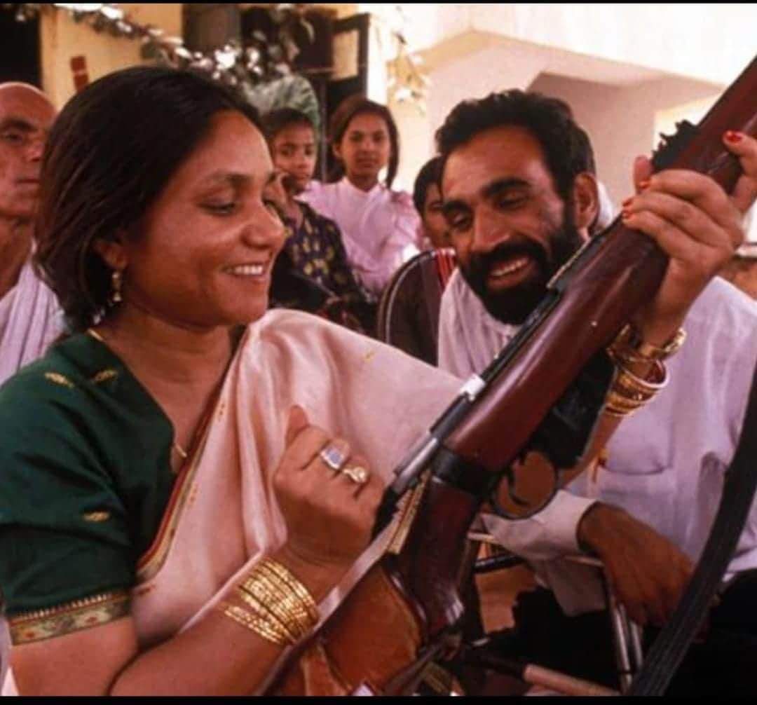 गरज उठी जो बीहड़ों में, वो बंदूक पुरानी थी! 
नाम फूलन था उसका, वो चंबल वाली रानी थी!! 

#फूलन_देवी_अमर_रहे

अत्याचार का विरोध कर भेड़ियों को जबाब देने वाली महान वीरांगना फूलन देवी जी की 19 वी पुण्यतिथि पर शत् शत् नमन 🙏🌼🙏
#जोहार 
#फूलन_देवी_अमर_रहे 💐💐💐🙏✊💪