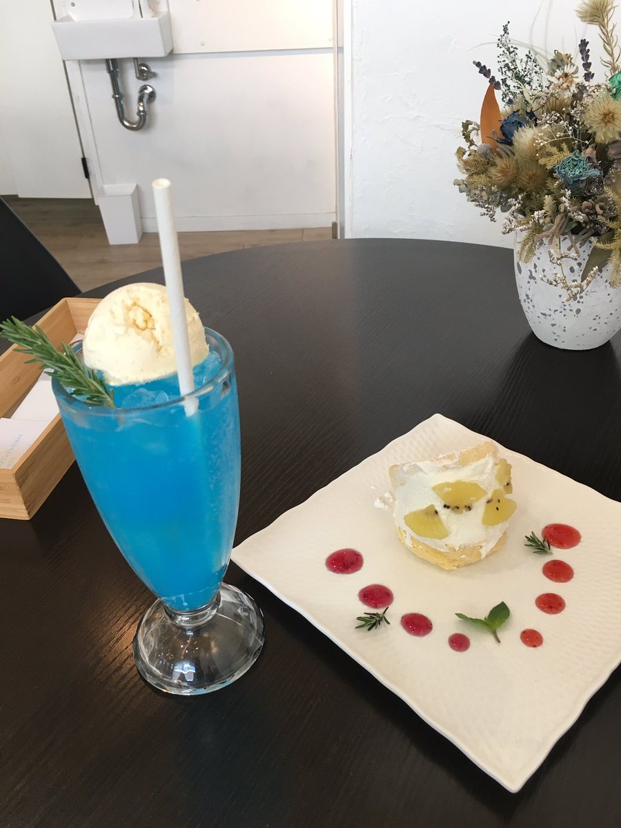 kazu_bump's tweet photo. 今日は休日で暑いので、スフレパンケーキロッコへ！🥰
みんな、俺らの@paruru1611 さんが新作の冷やしパンケーキ出したってよ！✨
なんとなんとうめぇごど！！(笑)
こいだばひとまず食べねばね！！(笑)
青空をイメージしたソーダも美味でした！！😍 https://t.co/rAY0EPvG9W