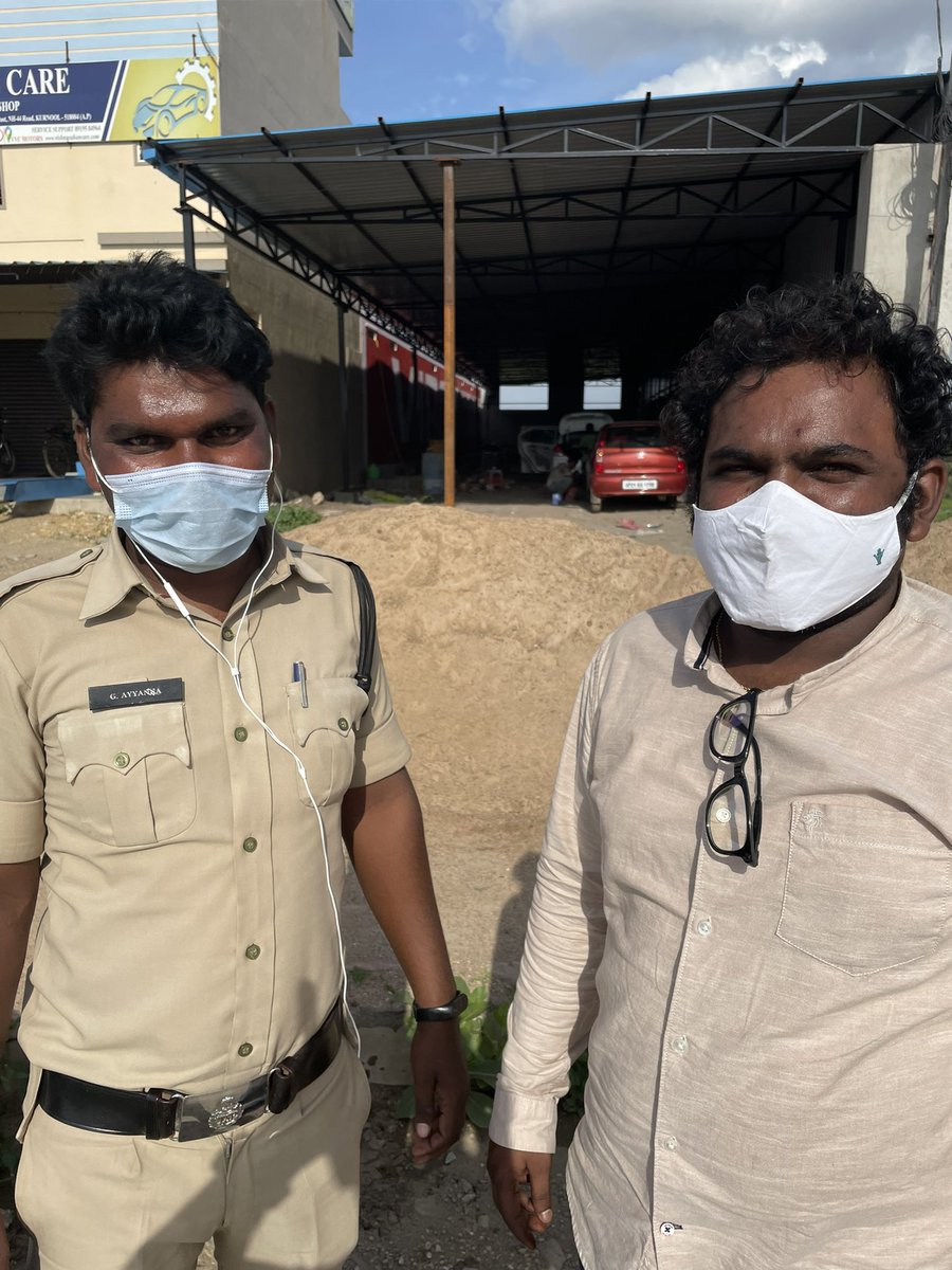 Ranjan_G's tweet photo. Hats off Telengana Police for the selfless And instant help on the Hyderabad- Bangalore Highway.
#telenganaDGP #dial100 ##telenganapolice . https://t.co/WrkgB67Web