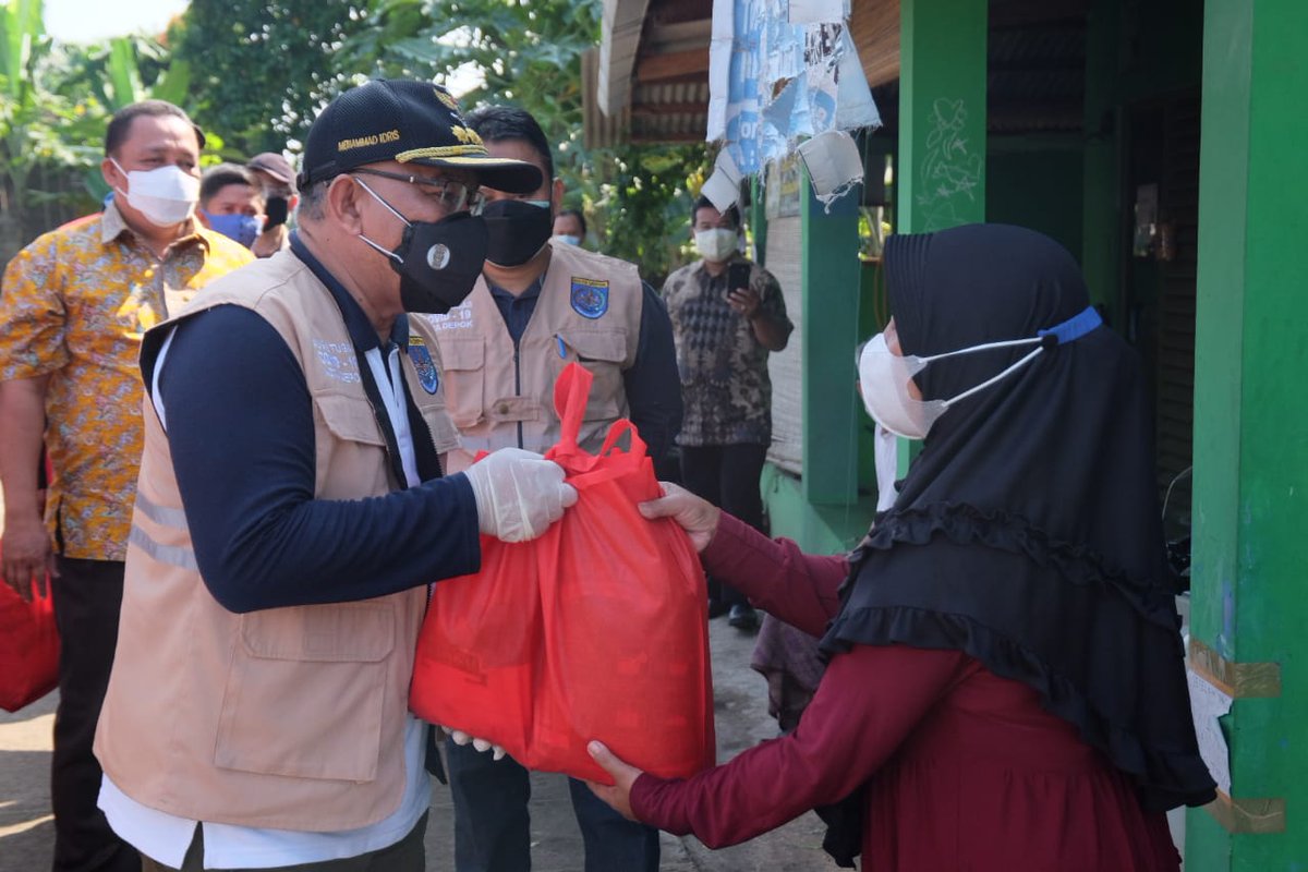 Minggu, 25 Juli 2021  Wali Kota  <a href="/IdrisAShomad/">Mohammad Idris</a> bersama Sekretaris Daerah  Supian Suri menyerahkan bingkisan sembako secara simbolis kepada warga yang terdampak COVID-19 di wilayah RW 08 Kelurahan Duren Seribu, Kecamatan Bojongsari.