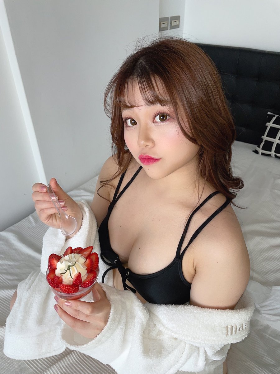 ada yang mau mam eskrim bareng aku ?