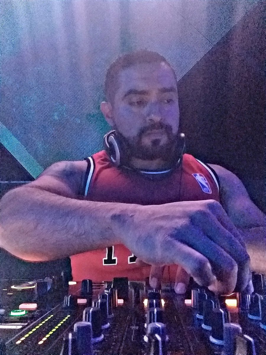 LuisMendozaDj's tweet photo. Todavia me acordaré pa que es tanto botoncito? Comenzando 💪🏽🦍🎧😈 #TabúDisco #Ocampo433 #Monterrey #Dj #NightLife #HouseMusic #Djlife #DjWorld #TribalHouse #Drums #ResidentDJ #Sennheiser #Pioneer #Cdjs2000 #Djm900 https://t.co/3gYGSvTxhm