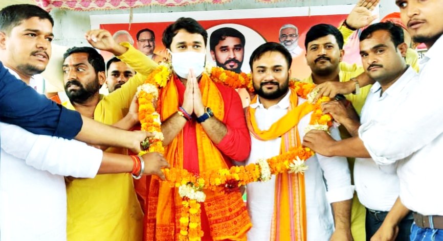 shivanshubjp's tweet photo. @BJYM के नवनियुक्त क्षेत्रीय अध्यक्ष, पूर्व प्रदेश मंत्री मा. श्री @Purusharth_bjym जी का बस्ती की धरती पर #हार्दिक_स्वागत_अभिनंदन 
निश्चय ही आपके नेतृत्व में भाजयुमो @bjp4goraksh का कार्य नयी ऊंचाइयां प्राप्त करेगा .. https://t.co/LM4HMbQWQT