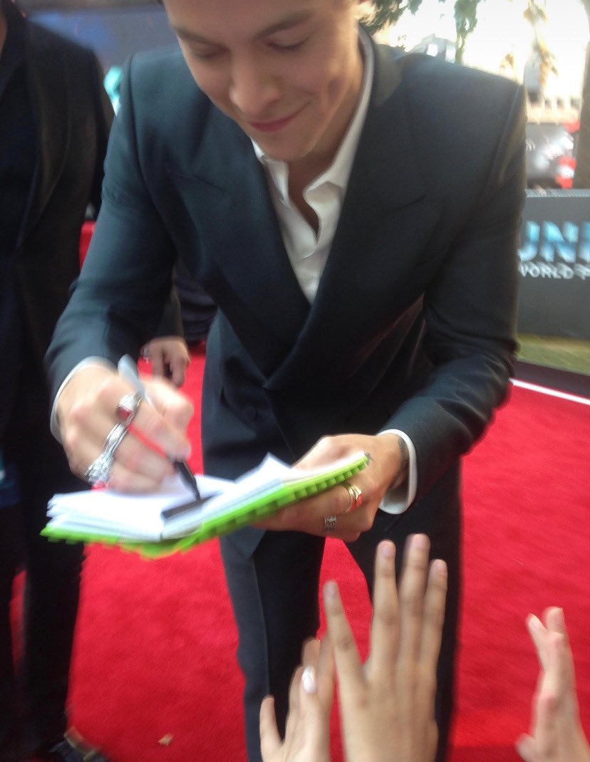 hlnlzdaily's tweet image. 📲| Dunkirk Harry unseens!