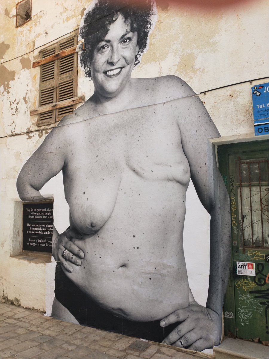 "Vaig fer un pacte amb el càncer, ell es quedava un pit i jo em quedava amb la vida" . 
Pintura mural a #Ciutadella #Menorca . Un clam a la dona, a la vida, a la valentia de tantes i tantes companyes 💓🙏
#dones #cancerdemama