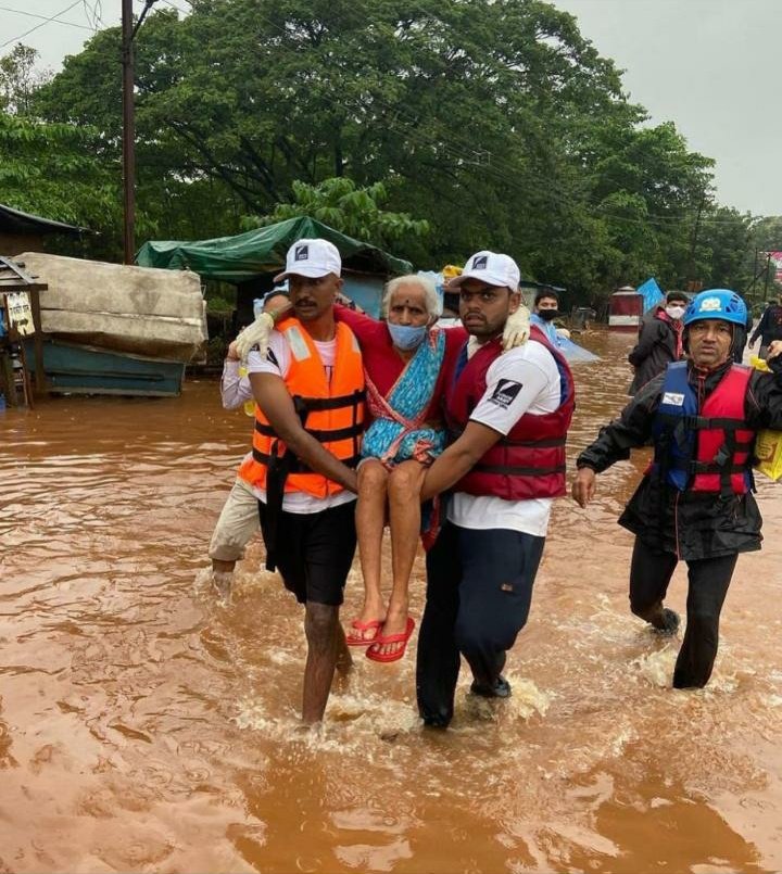 HEART_PUNE's tweet photo. Heavy rains hav caused land slides, floods &amp; loss of crop across W- Maharashtra. Mulshi is also badly impacted.Societies across #Hinjawadi &amp; #Maan in ph 1, 2 &amp; 3 r sending help. Efforts r co-ordinated by @HIRWA_Hinjawadi. Many NGOs r supporting. Pls msg if u wish to contribute. https://t.co/trk7jRj6wn