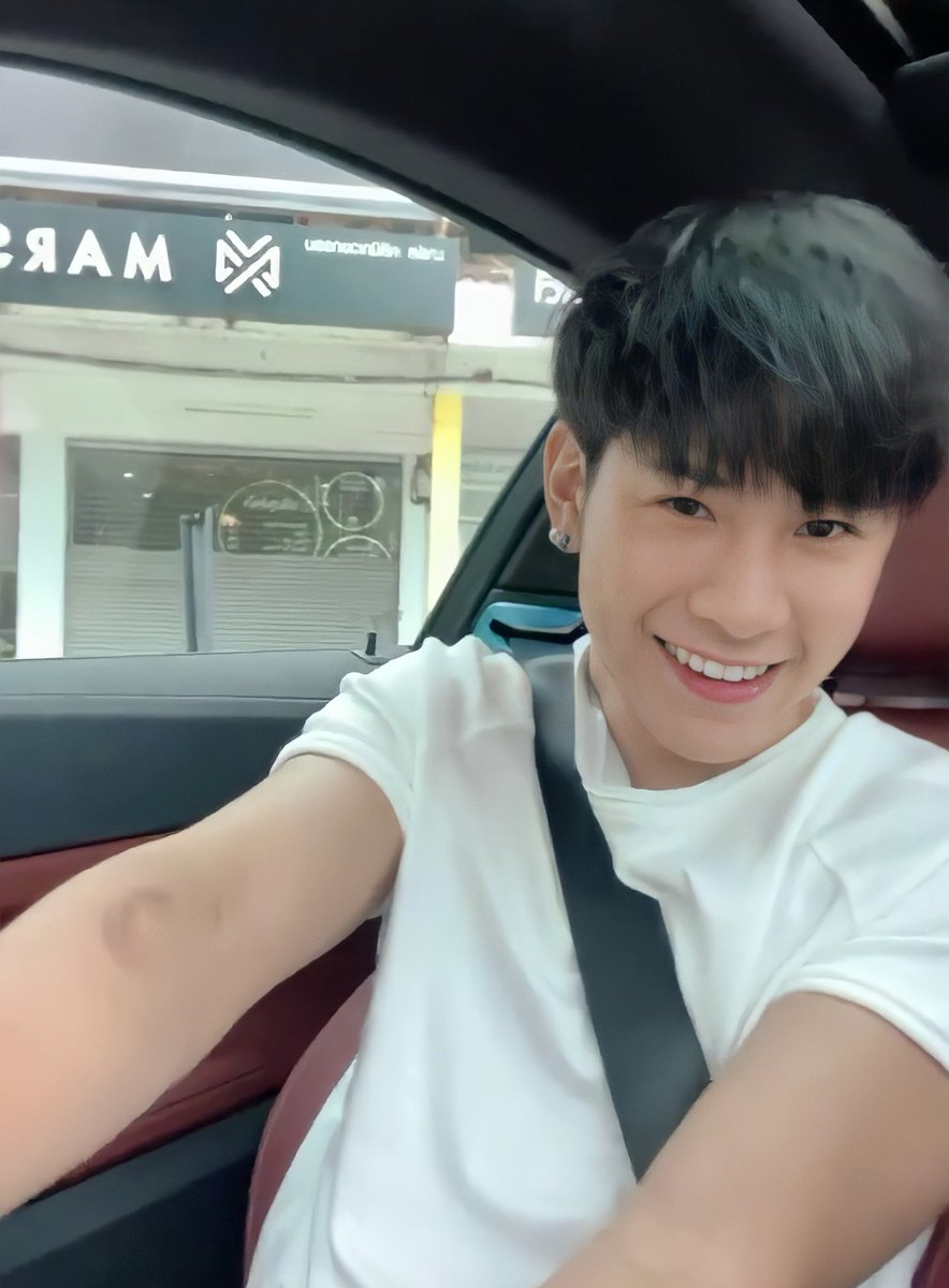 mymem_kizzta's tweet photo. เสื้อขาวกับยีนส์คือหล่อมาก พอพูดแล้วยิ้มก็คือน่ารักมาก แค่เสึ้ยวหน้าก็ยังหล่อ 😳

#SingtoPrachaya https://t.co/94rmUNfz97