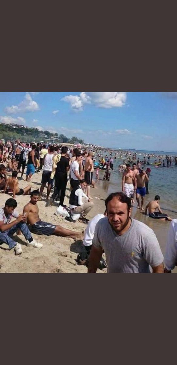 ciodiyebiri's tweet photo. Yine birileri sahilde rahat rahat nargilesini zıkkımlasın diye 2 vatan evladı şehit oldu. Başımız sağ olsun!
Ülkeyi mülteci çöplüğüne döndürenlere de hakkımız haram olsun. #SONDAKİKA #Fıratkalkanı #elbab #sehidimizvar #ulkemdesığınmacıistemiyorum #gunaydin https://t.co/QpauPy4Fw1