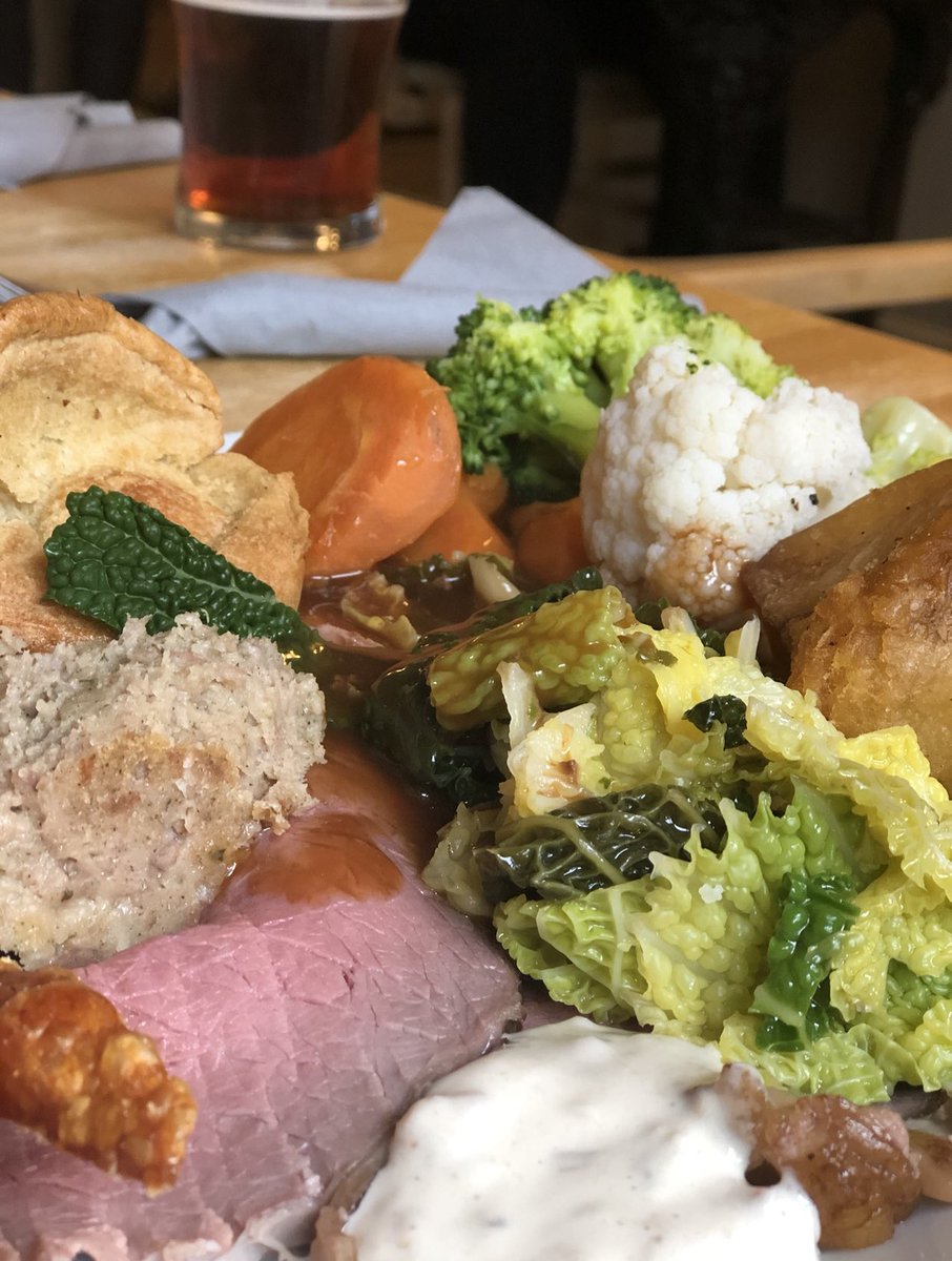 Nothing better on a rainy Sunday.. 🍽🍷

Tables for our Sunday carvery get booked up fast so please get in touch early to make your reservation 🍴all bookings must be made over the phone, via email or in person.

#sundaysdoneright #roastoftheday #carvery #sundayvibes #roastlunch