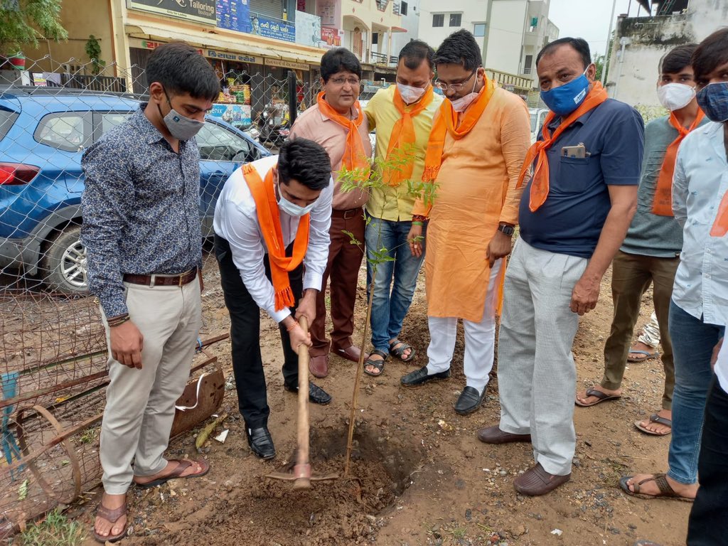 vinaydesaibjp's tweet photo. સાબરમતી વિધાનસભાના રાણીપ વોર્ડમાં આયોજિત વૃક્ષારોપણ કાર્યક્રમમાં ઉપસ્થિત રહી વૃક્ષારોપણ કર્યું.આ કાર્યક્રમમાં શહેર ભાજપ મહામંત્રી શ્રી જીતુભાઇ પટેલ,ધારાસભ્યશ્રી @iArvindpatelBJP,યુવા મોરચાના પૂર્વ પ્રમુખ અને પ્રદેશ રમત-ગમત સેલના કન્વીનર શ્રી @iManishPatelBJP, (1/3)
#BJYMKarnavati https://t.co/PRoFuKHgsg