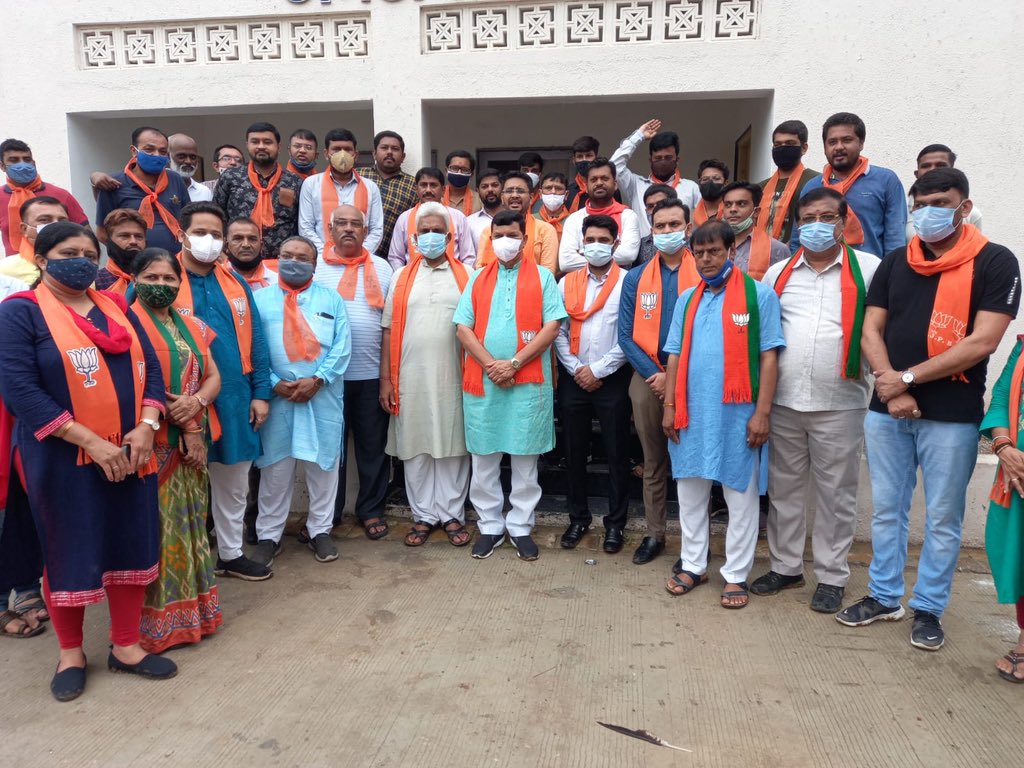vinaydesaibjp's tweet photo. સાબરમતી વિધાનસભાના રાણીપ વોર્ડમાં આયોજિત વૃક્ષારોપણ કાર્યક્રમમાં ઉપસ્થિત રહી વૃક્ષારોપણ કર્યું.આ કાર્યક્રમમાં શહેર ભાજપ મહામંત્રી શ્રી જીતુભાઇ પટેલ,ધારાસભ્યશ્રી @iArvindpatelBJP,યુવા મોરચાના પૂર્વ પ્રમુખ અને પ્રદેશ રમત-ગમત સેલના કન્વીનર શ્રી @iManishPatelBJP, (1/3)
#BJYMKarnavati https://t.co/PRoFuKHgsg